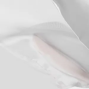 Witte satijn mesh mouwloze top detail close-up toont zachte textuur en fijne stiksels.