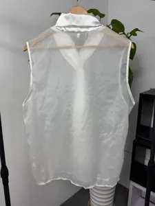 Heren wit transparant mesh mouwloos topje met satijnen strikkraag en doorzichtige look.
