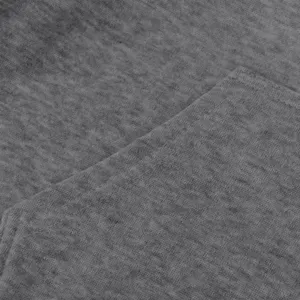 Primo piano in tessuto lavorato a maglia grigio con texture tasca felpa e materiale cotone morbido.