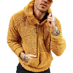 Gele pluizige fleece sherpa hoodie voor heren met comfortabel trekkoord en handige zak.