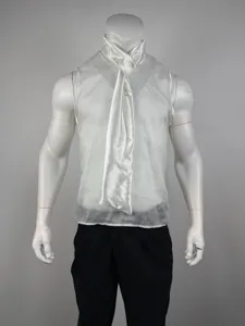 Gedetailleerd overzicht van de transparante mouwloze herentop met een elegante satijnen halskraag.