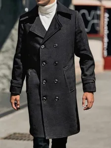 Detaillierte Ansicht eines stilvollen schwarzen Woll-Trenchcoats für Herren im Freien.