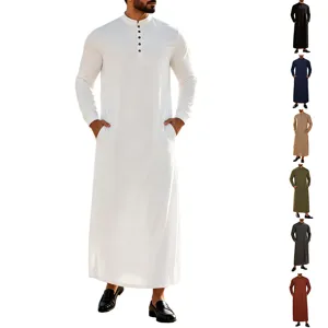 Details de la robe longue homme unie a manches longues avec col mao et poches pratiques.