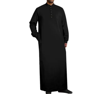 Longue robe traditionnelle unie pour homme avec col officier, boutons et poches pratiques.