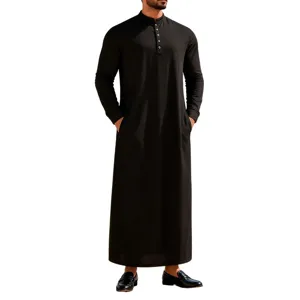 Thobe traditionnel élégant pour homme uni à manches longues et col mao avec poches.