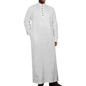 Vue détaillée de la longue robe traditionnelle pour homme unie blanche avec col officier.