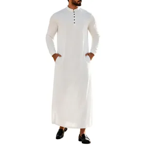 Détail de la robe traditionnelle blanche pour homme, col officier, patte de boutonnage et poches.