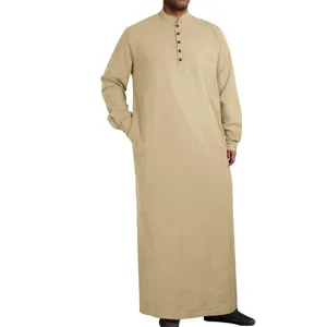 Vue détaillée de la robe longue pour homme unie à manches longues et col officier chic.