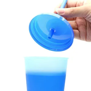 Vista dettagliata del coperchio della tazza termosensibile blu e della cannuccia