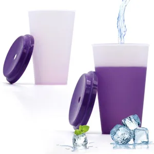Dettaglio dell'effetto cambia colore della tazza in PP da 710 ml con ghiaccio