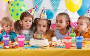 Bicchieri in plastica da 710ml che cambiano colore con cannuccia per festa bambini