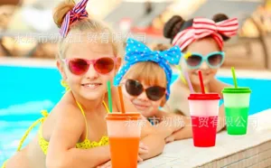 Bicchieri con cannuccia 710ml cambia colore per bambini a bordo di una piscina soleggiata