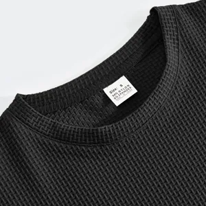 Herren Eisseide Kurzarm T-Shirt Kragendetail, atmungsaktives Texturgewebe Design.