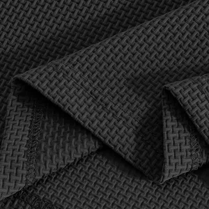 Schwarzes Eisseide T-Shirt Gewebe Detail zeigt atmungsaktive Textur und feine Naht.