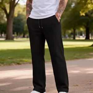 Vista dettagliata dei pantaloni casual da uomo neri in tessuto waffle con coulisse in vita.