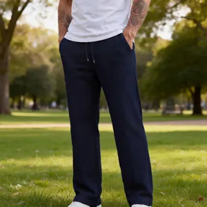 Vista di dettaglio dei pantaloni casual da uomo in maglia waffle, tessuto e vestibilità.