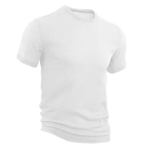 Detailansicht mit dem atmungsaktiven Waffelgewebe dieses Herren Eisseide Kurzarm T-Shirts.