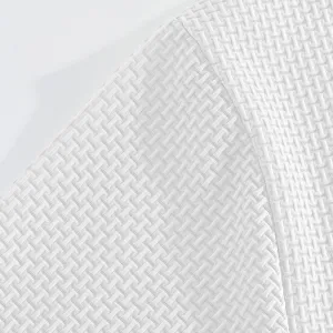 Eisern Seide Stoffdetail von weißem Kurzarm-T-Shirt, atmungsaktive Textur, weiche Sommerkleidung.