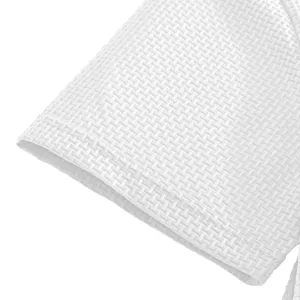 Weißes Eisseide T-Shirt Ärmel Stoff Detail, atmungsaktiv schnelltrocknend Sommer Top Nahaufnahme.