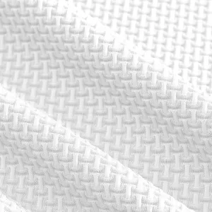 Nahaufnahme der weißen geometrischen Strickstoffdetails mit exquisitem strukturiertem Muster.