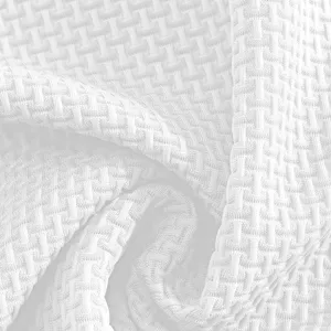 Nahaufnahme des weissen Eisseide-Schnelltrocknungsgewebes mit einzigartiger Textur.