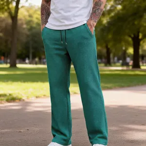 Dettaglio pantaloni casual dritti da uomo in tessuto waffle verde con comoda coulisse.