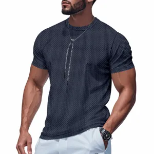 Detailansicht des dunklen strukturierten Stoffes und des Kragens des Kurzarmshirts.