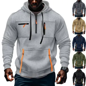 Dettaglio felpa con cappuccio e zip da uomo con tasche multiple e varianti di colore.