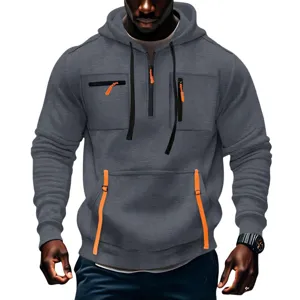Dettaglio felpa con cappuccio tattica uomo spessa, felpa grigia scura con tasche con zip arancioni.