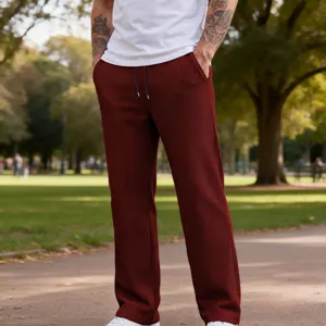 Vista dettagliata del pantalone casual da uomo bordeaux in maglia waffle con coulisse.