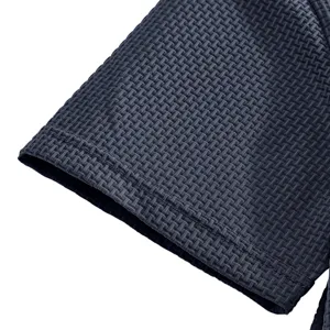 Nahaufnahme der dunkelblauen Eisseide schnelltrocknenden Kurzarm-T-Shirt-Stofftextur.
