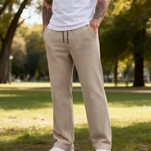 Dettaglio pantaloni casual waffle knit da uomo con tessuto strutturato e coulisse in vita.