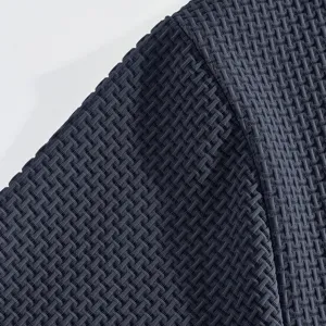Nahaufnahme des Stoffes von Herren Eisseide Schnelltrocknend T-Shirt, dunkle Waffel-Textur.