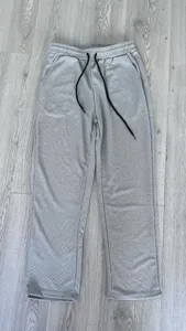 Pantaloni casual grigi in maglia waffle, gamba dritta, coulisse nera regolabile in vita.