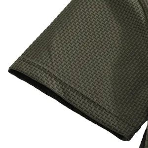 Nahaufnahme des militärgrünen Eisseide T-Shirt Ärmels Stoff Textur Detail Ansicht.