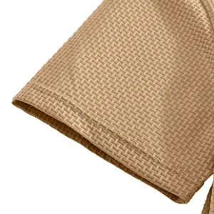 Nahaufnahme des Ärmelsaums vom gestrickten Eisseide Herren Kurzarm T-Shirt in Khaki.