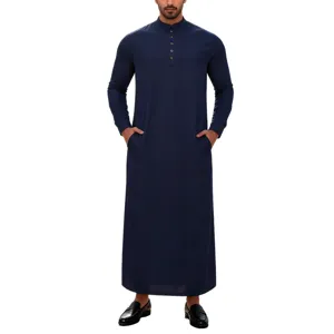 Thobe traditionnel uni à manches longues pour hommes avec col montant et poches pratiques.