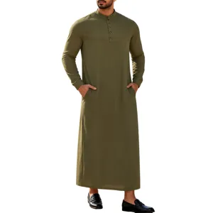 Vue détaillée du thobe homme vintage unicolore à manches longues et col mao avec poches.