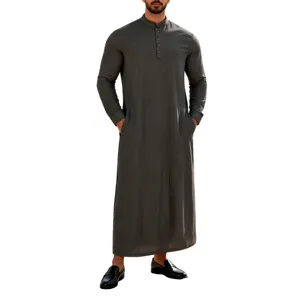 Vue détaillée d'une djellaba traditionnelle grise pour homme avec col montant et poches.