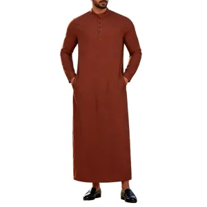 Vue détaillée de la robe traditionnelle à manches longues pour homme avec col officier et poches.