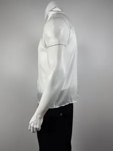 Zijaanzicht detail van een witte satijnen mouwloze herentop met een elegante kraag.