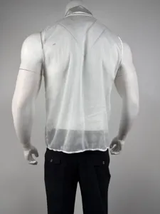 Gedetailleerd achteroverzicht van doorzichtige heren mouwloze top, mesh clubwear vest.