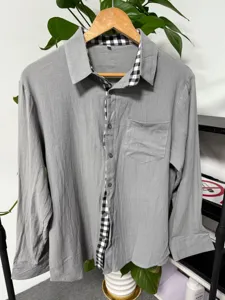 Camicia uomo a maniche lunghe grigia con colletto a risvolto a quadri e taschino sul petto.