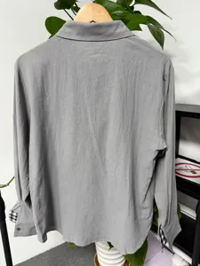 Camicia casual da uomo grigia a maniche lunghe con risvolto e polsini a quadri, ideale per autunno.