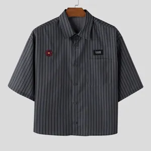 Herren vertikal gestreiftes Kurzarmhemd lose lässige Bluse mit Blumenstickerei Knöpfe.