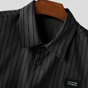 Schwarzes gestreiftes Kurzarmhemd Detail, klassisches nummeriertes Etikett Design, feiner Stoff.