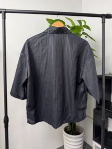Herren dunkelgrau gestreiftes Kurzarmhemd casual lose Sommerbekleidung Detailansicht