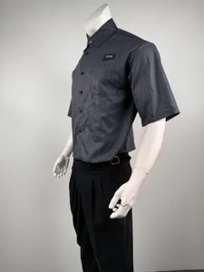 Detailansicht Herren dunkelgestreiftes Kurzarmhemd, lässiges Button-Down-Kragen-Oberteil.