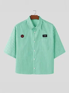 Herren gruenes gestreiftes Kurzarmhemd casual lose Knopfleiste Shirt mit Bluemchenstickerei.