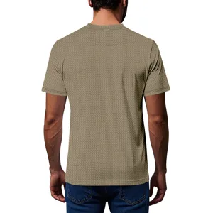 Detailansicht der Rückseite eines Herren-Kurzarm-T-Shirts mit Strukturmuster, lässiges Sommer-Top.